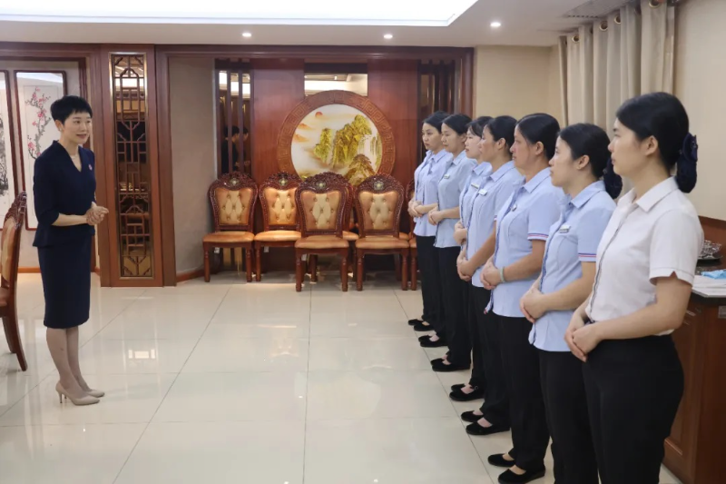 揭阳：银河娱乐app
开展服务礼仪培训