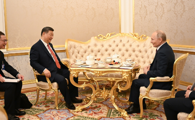 习近平同俄罗斯总统普京茶叙