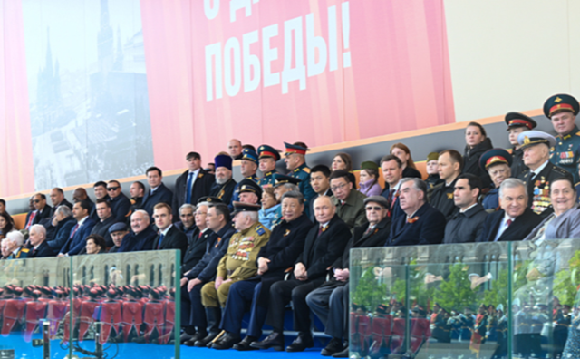 习近平出席俄罗斯纪念苏联伟大卫国战争胜利80周年庆典