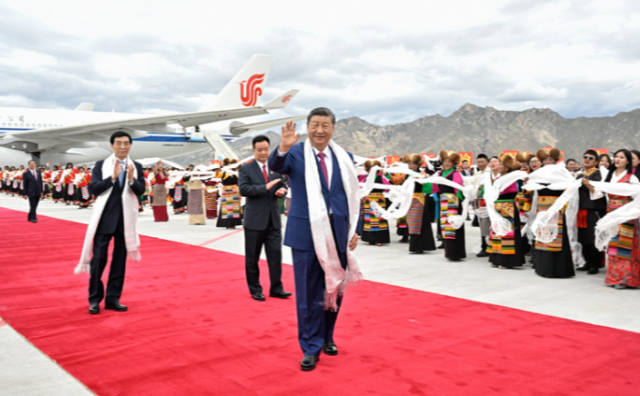 习近平率中央代表团抵达拉萨出席西藏自治区成立60周年庆祝活动
