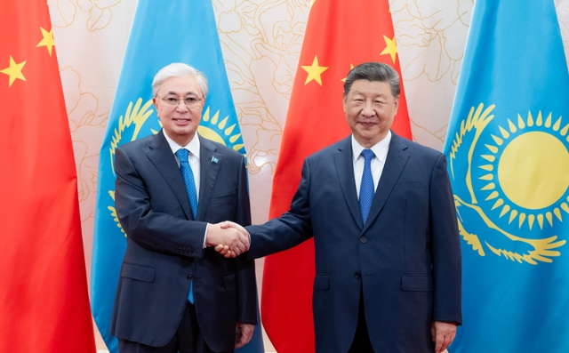 习近平会见哈萨克斯坦总统托卡耶夫