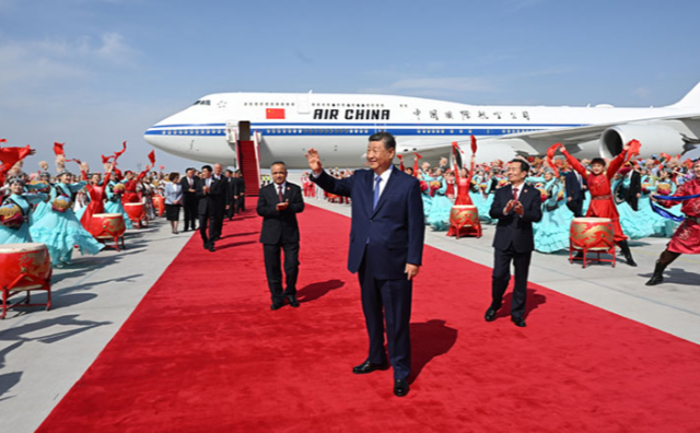 习近平率中央代表团抵达乌鲁木齐出席新疆维吾尔自治区成立70周年庆祝活动
