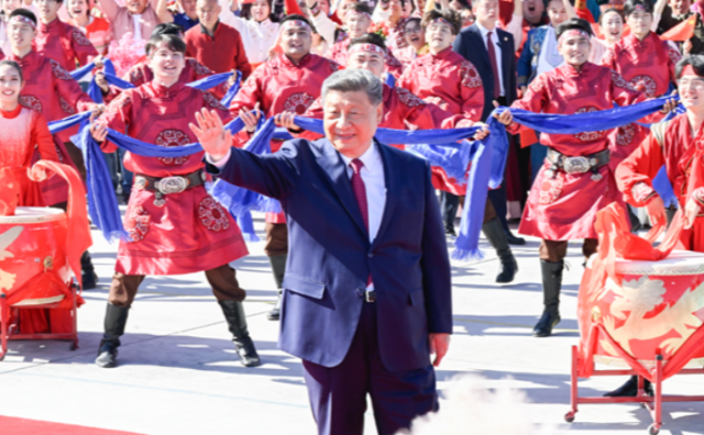 习近平在出席新疆维吾尔自治区成立70周年庆祝活动后返回北京